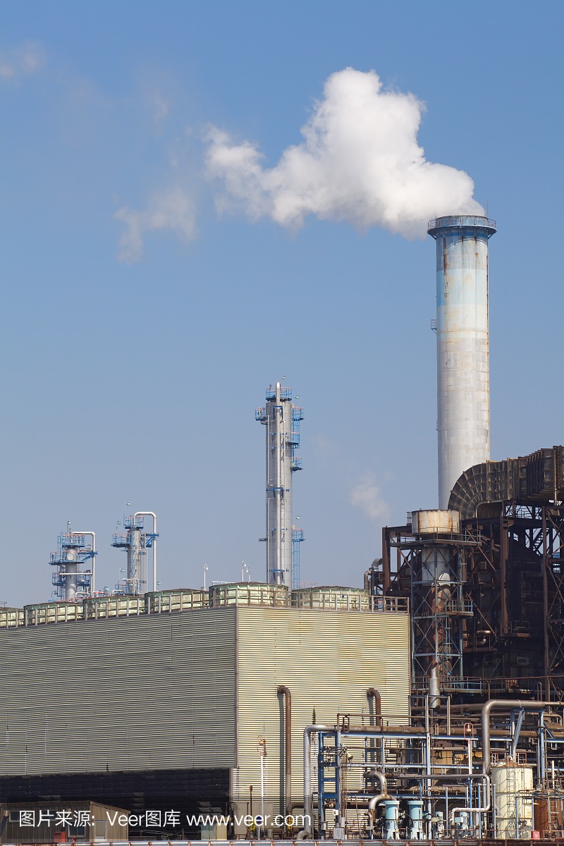 工业观点的工厂和烟雾污染